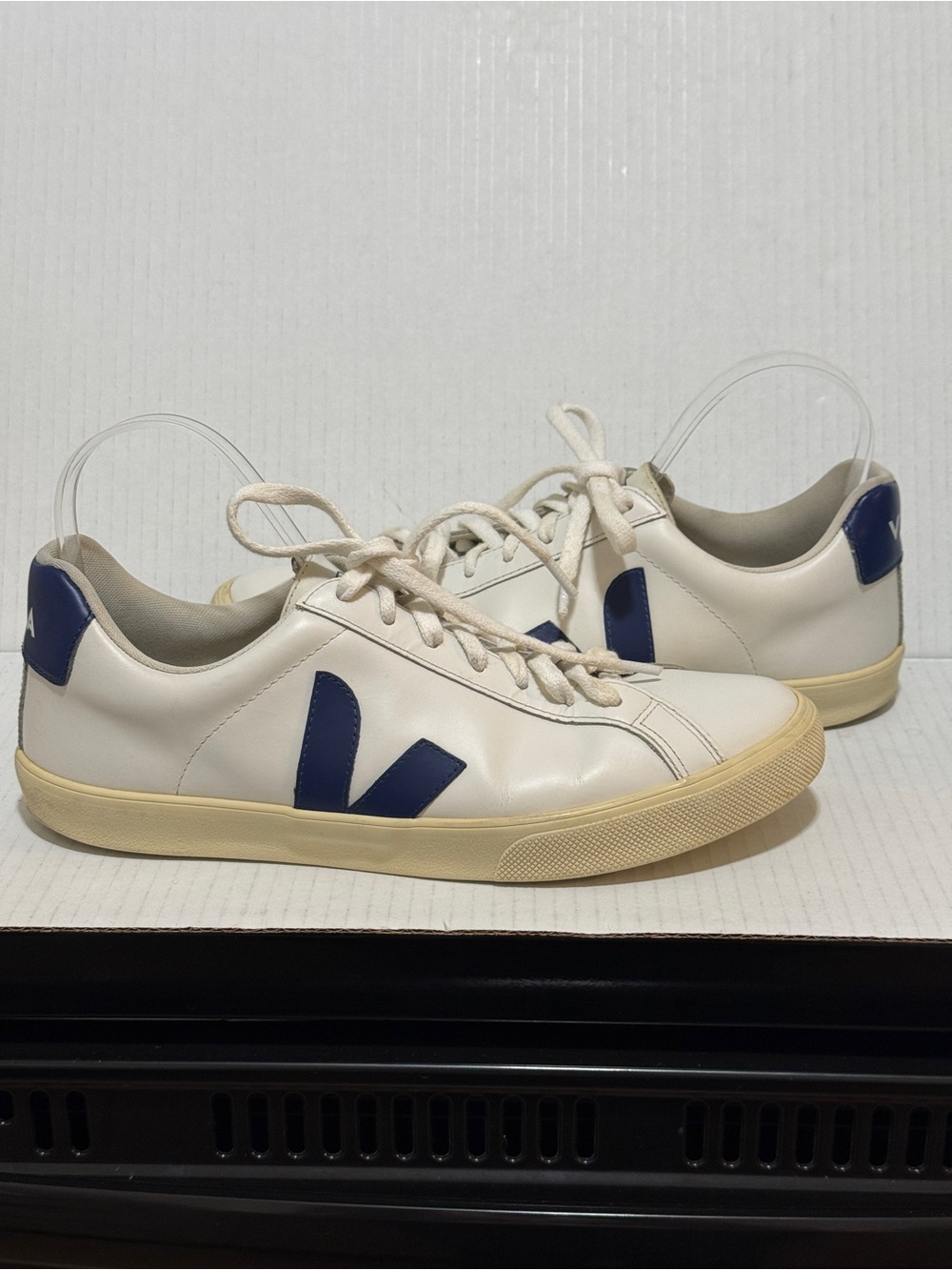 VEJA Women's Esplar White Blue Signature V Logo Leather Sneakers Sz 9 1/2 Casual
